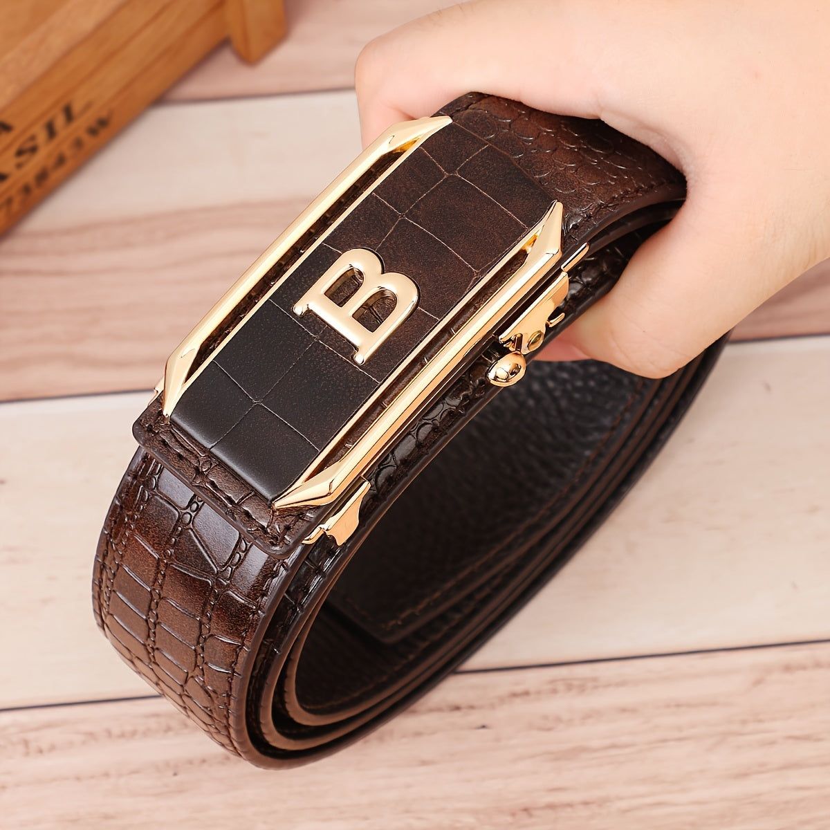 One Men's Alloy Automatic Buckle Leather Belt，Classic Crocodile Pattern，Classic Black Belt，Suitable for Casual Business Meeting Gifts for Men